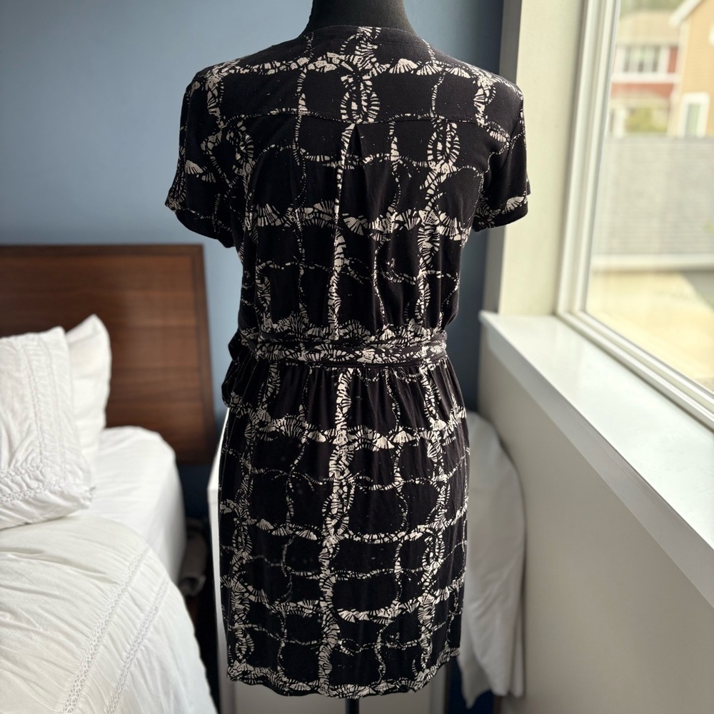 Banana Republic Black and White Abstract Mini V-Neck Wrap Dress - Picture 6 of 17